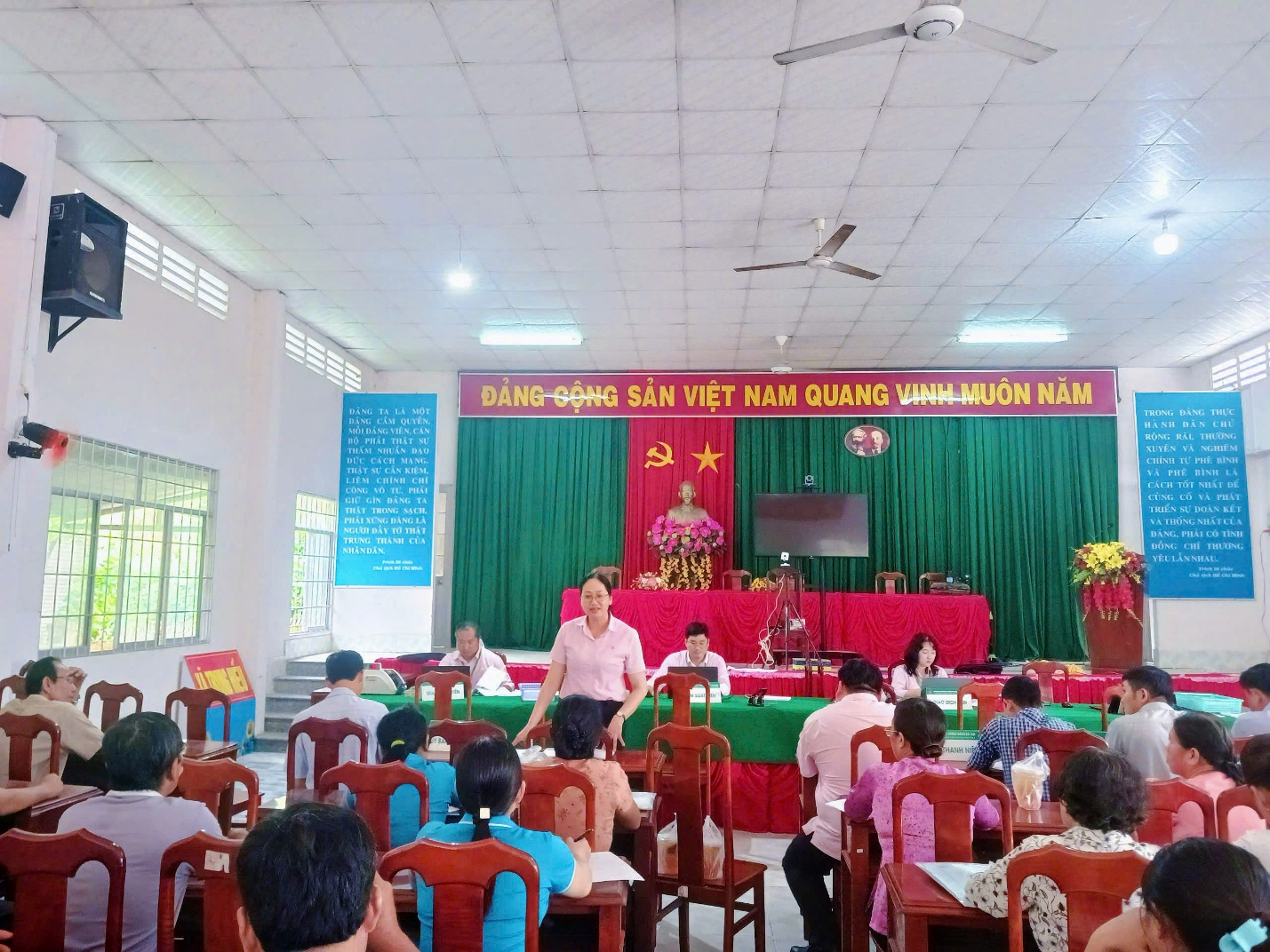 PHÓ GIÁM ĐỐC CHI NHÁNH NHCSXH TỈNH VĨNH LONG LÀM VIỆC TẠI XÃ TRUNG THÀNH VỀ TỔ CHỨC HOẠT ĐỘNG GIAO DỊCH XÃ SAU KHI SÁP NHẬP XÃ – THỰC HIỆN CHÍNH QUYỀN ĐỊA PHƯƠNG 2 CẤP