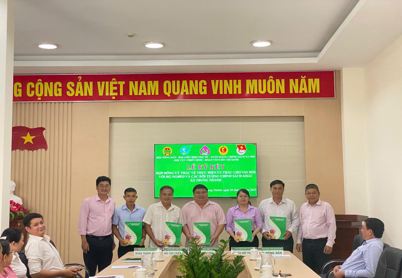                    LỄ KÝ KẾT HỢP ĐỒNG UỶ THÁC GIỮA NGÂN HÀNG CHÍNH SÁCH XÃ HỘI VŨNG LIÊM
                        VỚI CÁC TỔ CHỨC CHÍNH TRỊ - XÃ HỘI XÃ TRUNG THÀNH, TỈNH VĨNH LONG