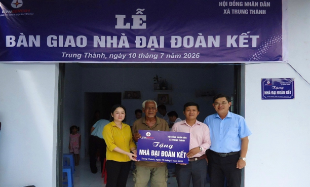 Bàn giao nhà đại đoàn kết cho hộ có hoàn cảnh khó khăn trên địa bàn xã