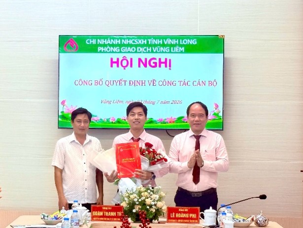 Công bố quyết định bổ nhiệm Phó Giám đốc phòng Giao dịch ngân hàng Chính sách xã hội Vũng Liêm