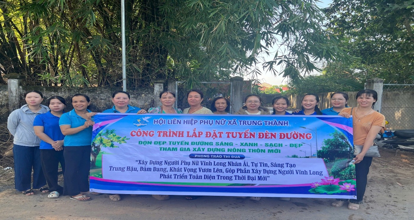 Hội Liên hiệp phụ nữ xã chung tay xây dựng tuyến đường sáng – xanh – sạch – đẹp, góp phần xây dựng nông thôn mới
