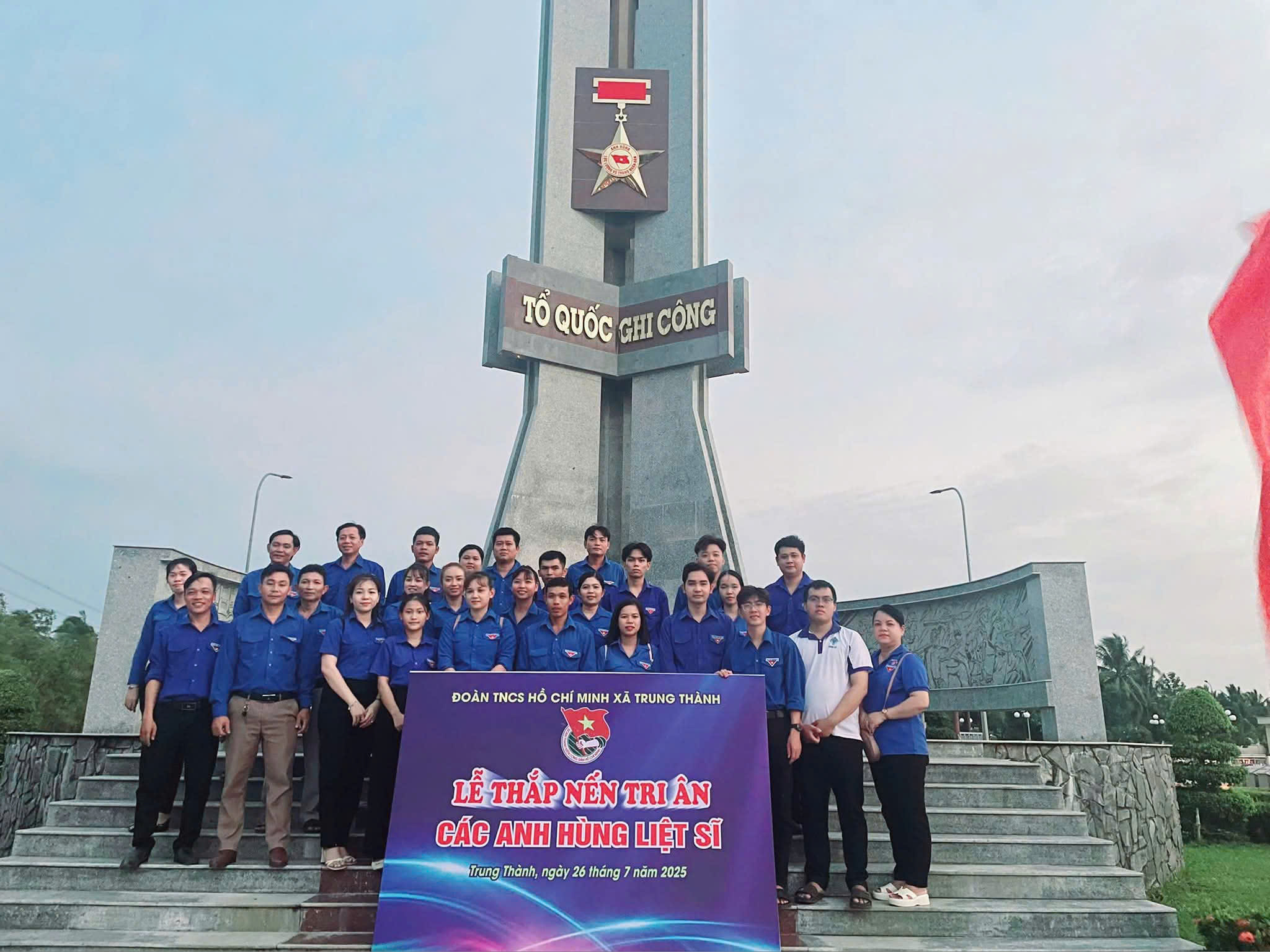 Đoàn TNCS Hồ Chí Minh xã Trung Thành tổ chức Lễ thắp nến tri ân các Anh hùng Liệt sĩ tại nghĩa trang Liệt sĩ Vũng Liêm