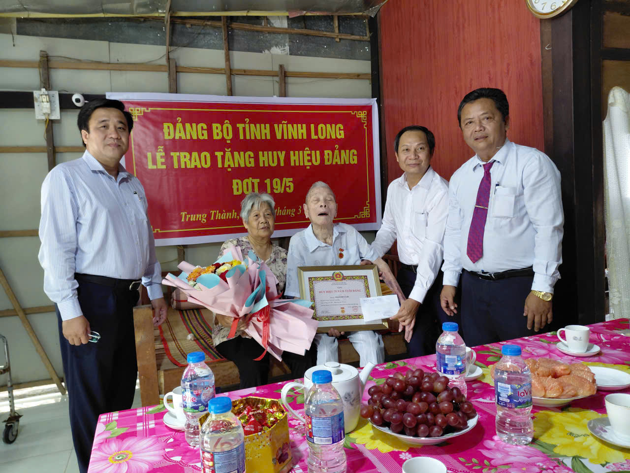 Việc tổ chức trao huy hiệu Đảng là hoạt động thể hiện sự tri ân, trách nhiệm của thế hệ đi sau đối với các cán bộ lão thành cách mạng đã có đóng góp cho sự nghiệp chung của Đảng, Nhà nước. 
