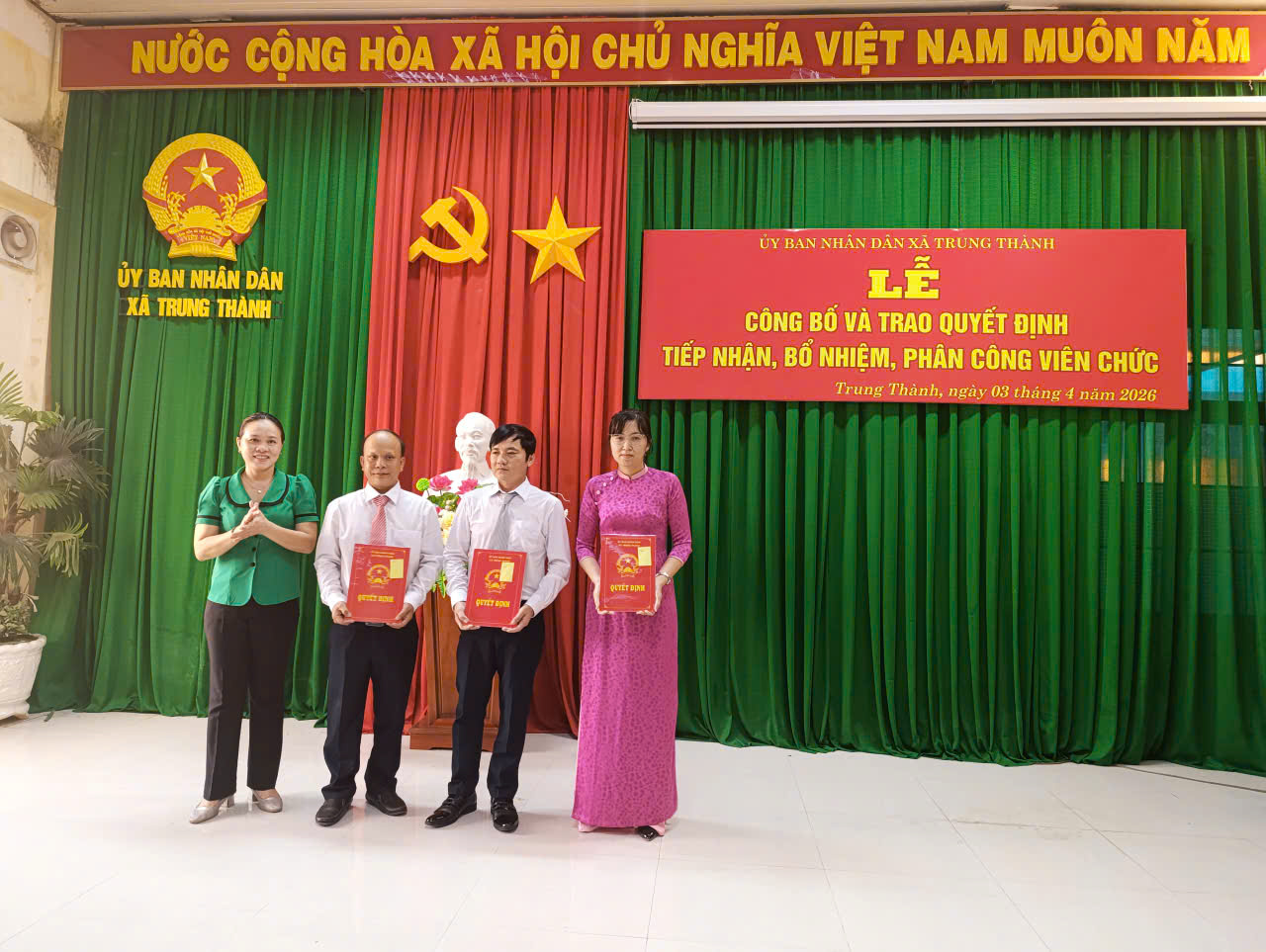 Xã Trung Thành long trọng tổ chức Lễ công bố và trao quyết định về công tác cán bộ trong lĩnh vực y tế và dịch vụ sự nghiệp công